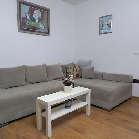 2br Airport W/free Private Parking Apartment