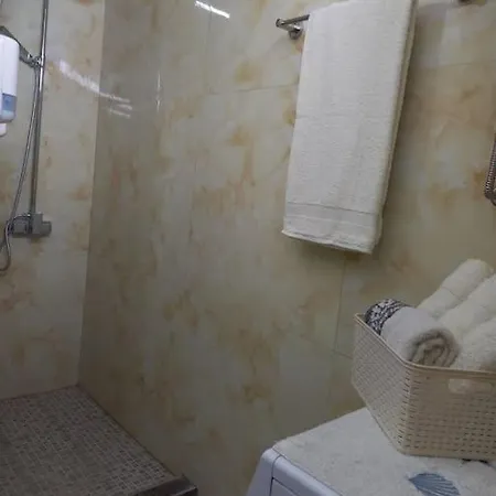 2br Airport W/free Private Parking Apartment Ledine