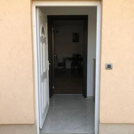 2br Airport W/free Private Parking * Ledine