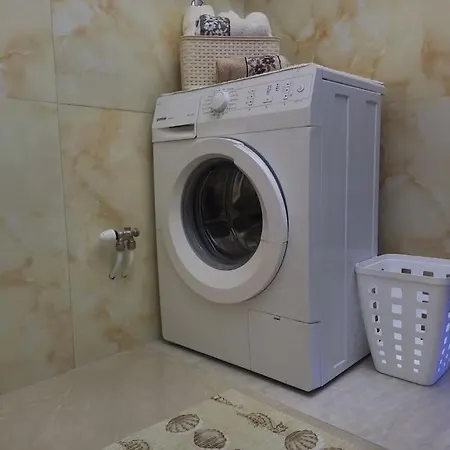 2br Airport W/free Private Parking Apartment